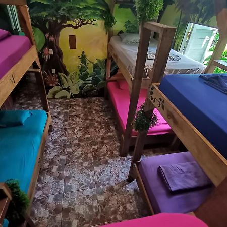 Oasis Beachfront Hostel Puerto Limon Exterior photo