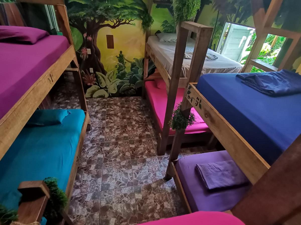 Oasis Beachfront Hostel Puerto Limon Exterior photo