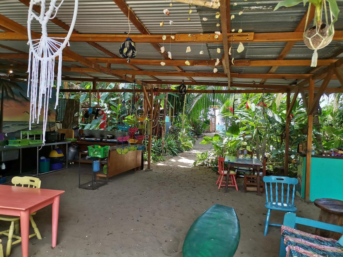 Oasis Beachfront Hostel Puerto Limon Exterior photo