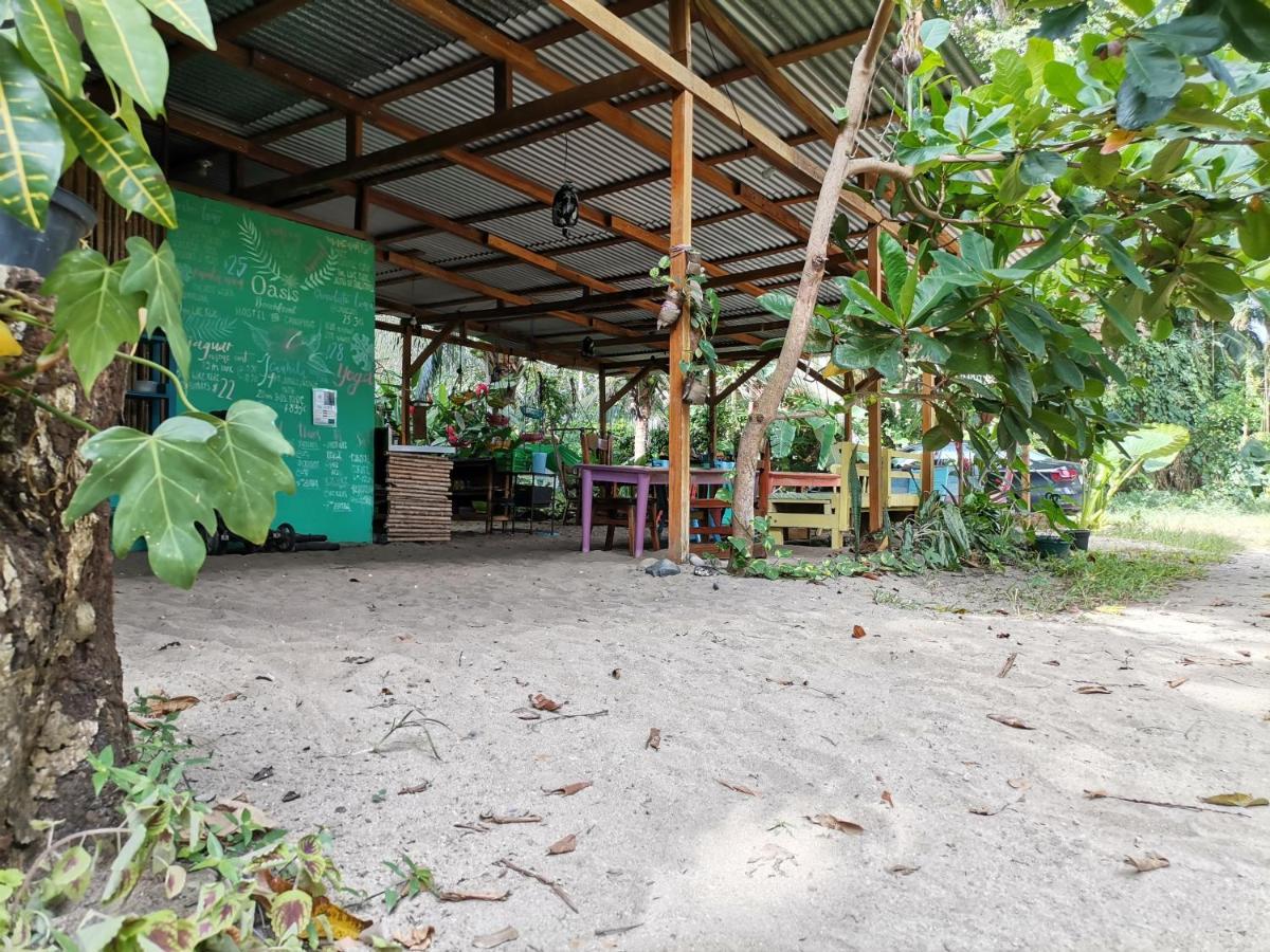 Oasis Beachfront Hostel Puerto Limon Exterior photo