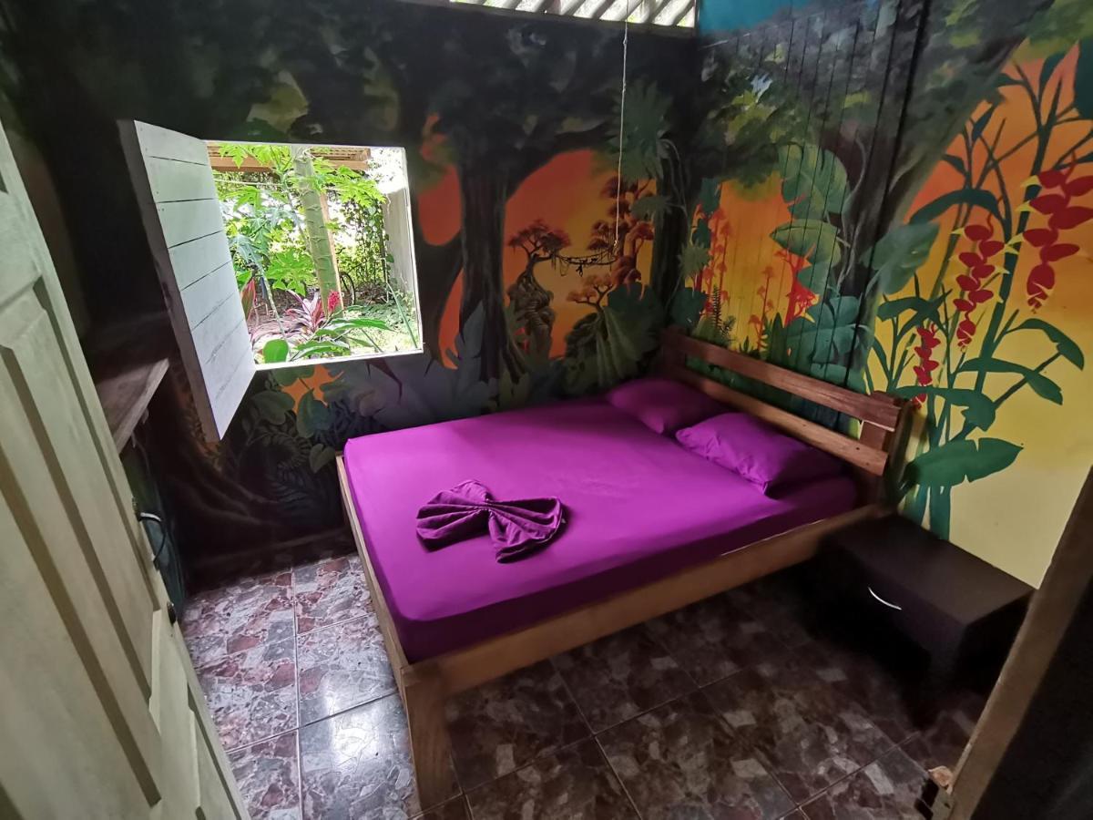 Oasis Beachfront Hostel Puerto Limon Exterior photo
