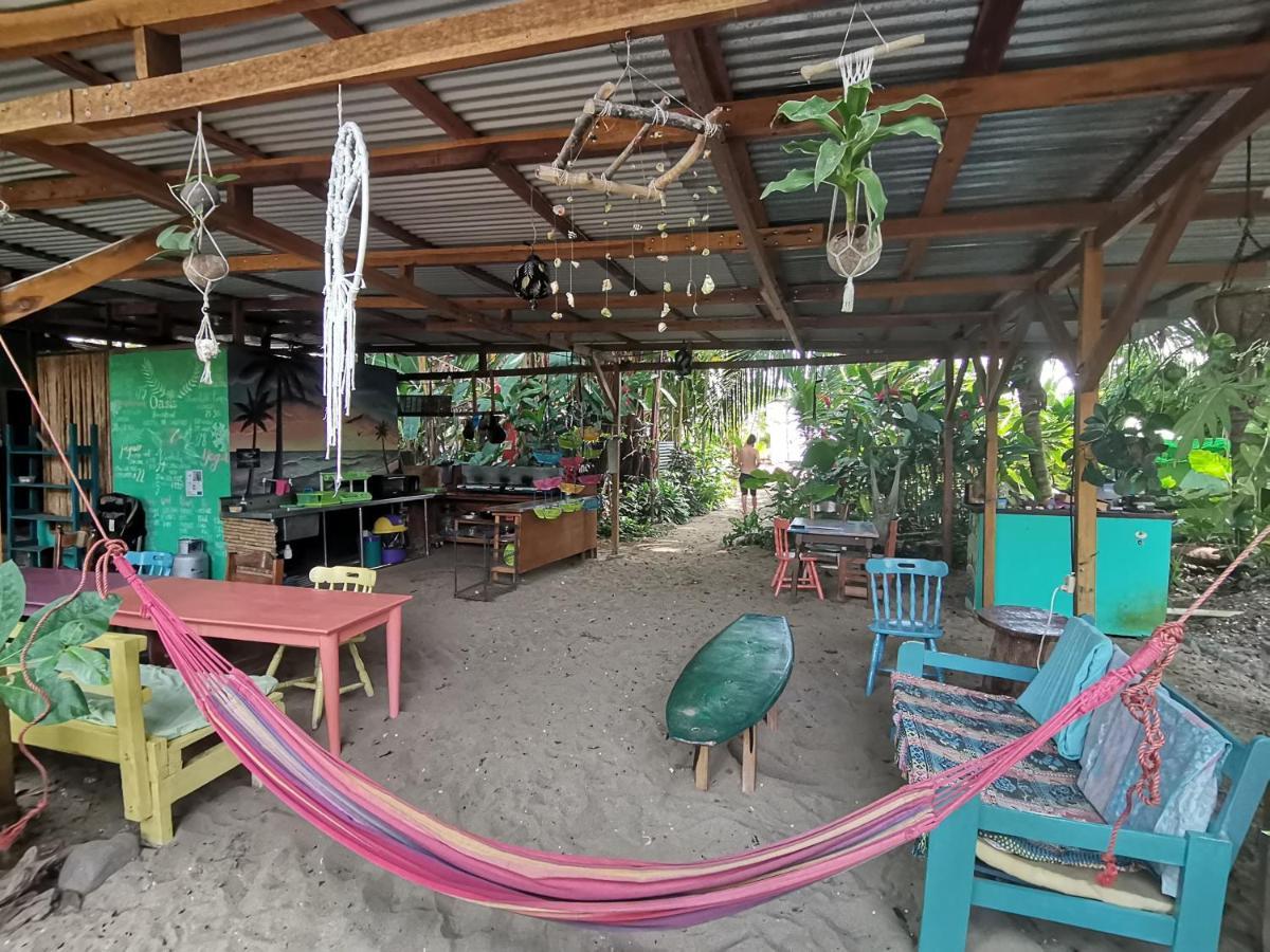 Oasis Beachfront Hostel Puerto Limon Exterior photo