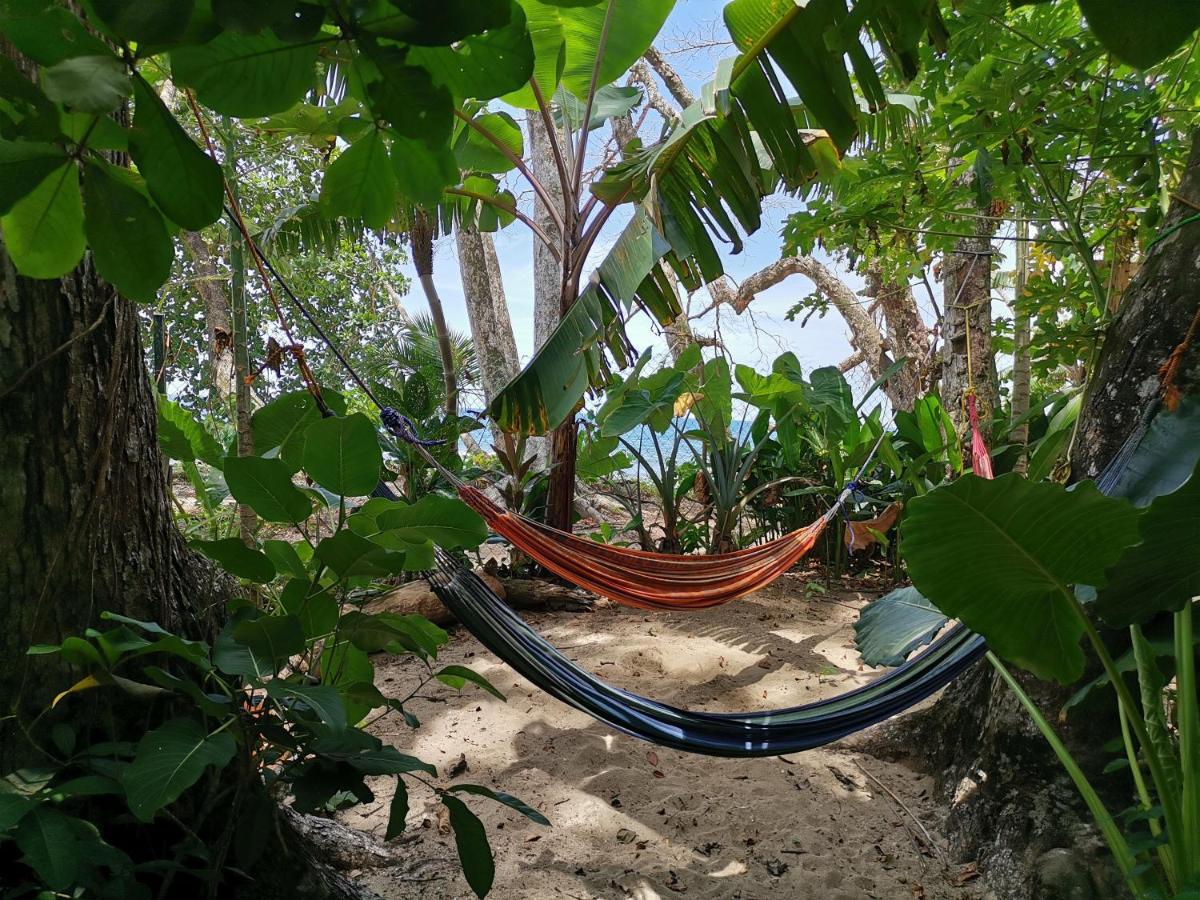 Oasis Beachfront Hostel Puerto Limon Exterior photo