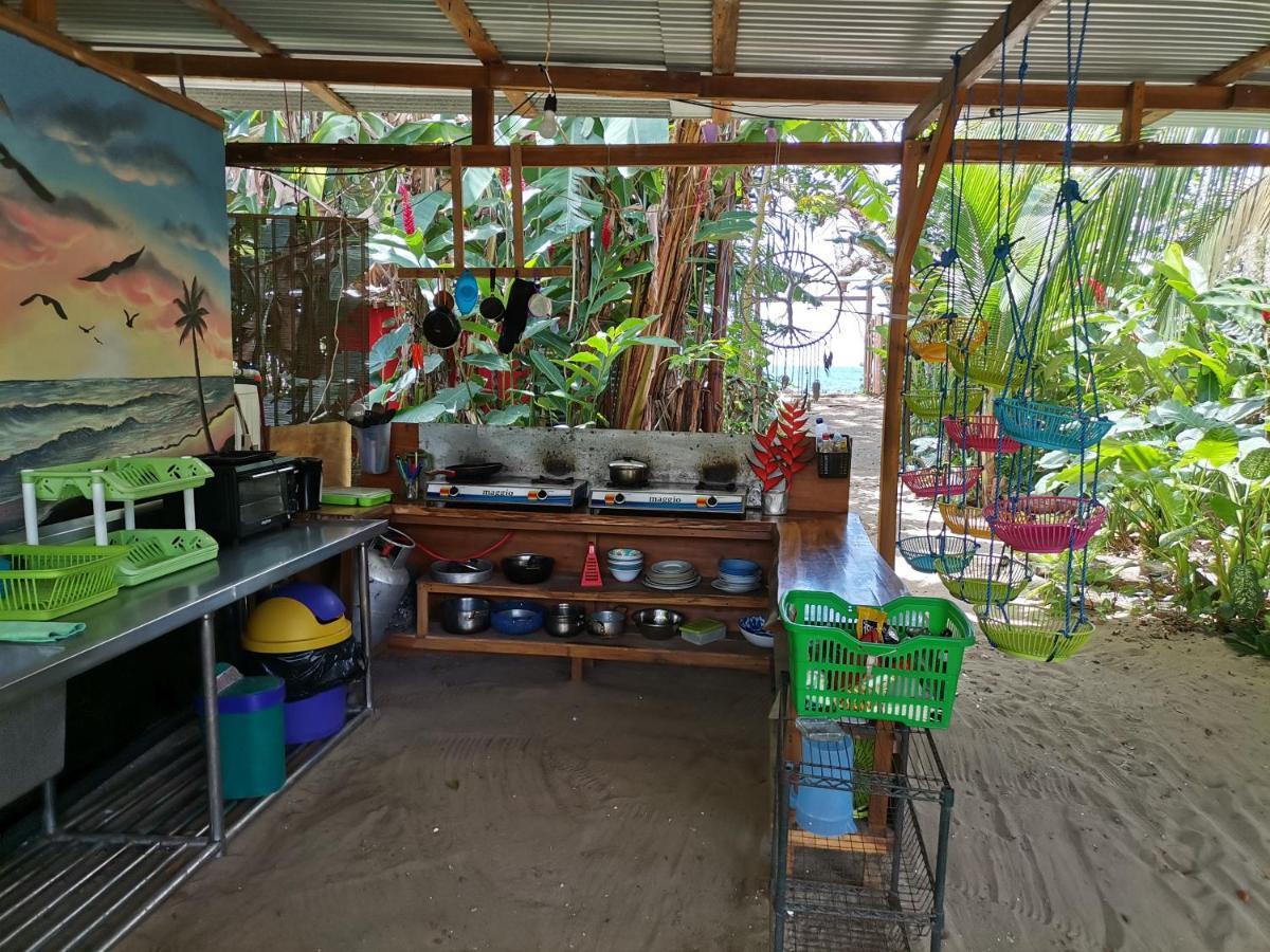 Oasis Beachfront Hostel Puerto Limon Exterior photo
