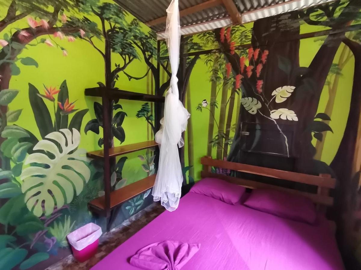 Oasis Beachfront Hostel Puerto Limon Exterior photo
