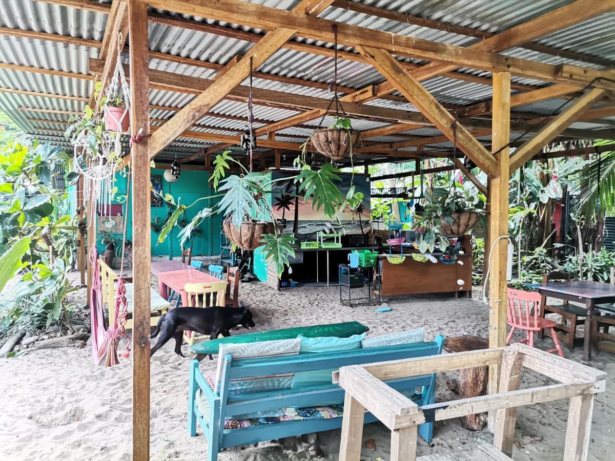 Oasis Beachfront Hostel Puerto Limon Exterior photo
