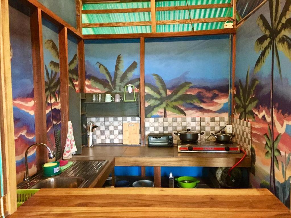 Oasis Beachfront Hostel Puerto Limon Exterior photo