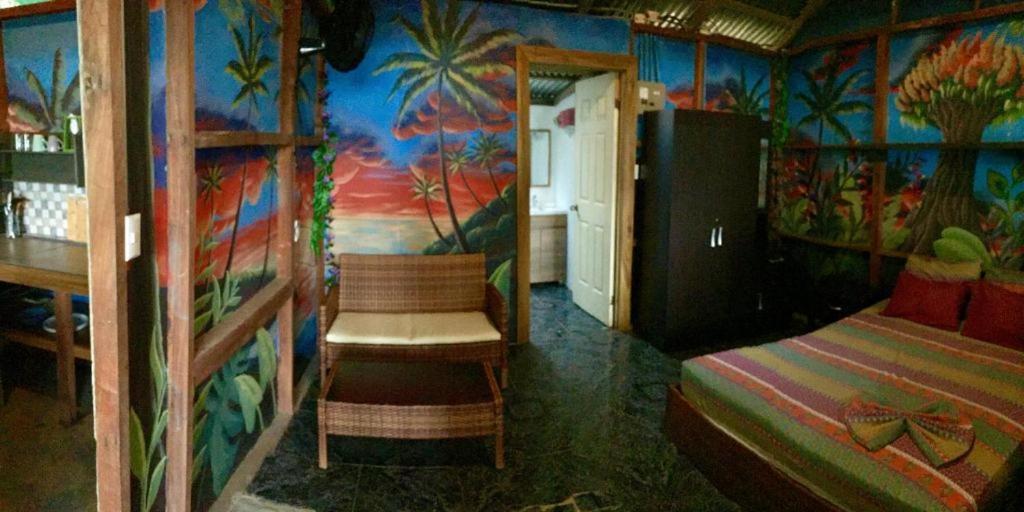 Oasis Beachfront Hostel Puerto Limon Exterior photo